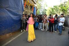 ट्रेडिशनल लुक और हाथों में पूजा की थाली..मौत की झूठी खबर फैलाने के बाद पहली बार पब्लिकली स्पॉट हुईं पूनम पांडे, देखिए तस्वीरें