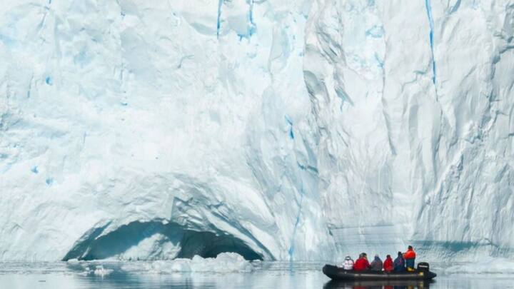 তবে ওয়াকিবহাল মহলের দাবি, ভারত, নিউজিল্যান্ড, ব্রিটেন, ফ্রান্স এবং চিলির মতো ইরানও আন্টার্কটিকায় নিজেদের আউটপোস্ট গড়ে তুলতে পারে। কিন্তু পতাকা উত্তোলনের অর্থ অধিকার কায়েম নয়। ১৯৬১ সালের পর সম্পত্তির অধিকারের কোনও দাবি কার্যকর হবে না বলে আন্টার্কটিকা চুক্তিতেই উল্লেখ রয়েছে। ছবি: ফ্রিপিক