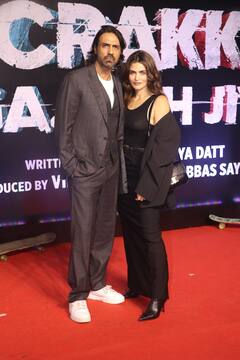 Crakkk Screening Pics: ‘क्रेक’ की स्क्रीनिंग में अर्जुन रामपाल ने बेटियों और गर्लफ्रेंड संग ली एंट्री...डेशिंग लुक में दिखे इमरान हाशमी, देखें तस्वीरें