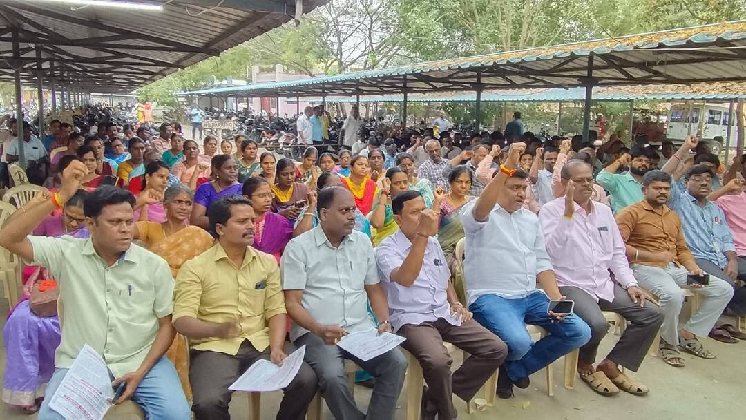Tamil Nadu revenue department officials strike in Salem insisting on 10-point demands - TNN TNROA Strike: 10 அம்ச கோரிக்கைகளை வலியுறுத்தி சேலத்தில் தமிழ்நாடு வருவாய்த்துறை அலுவலர்கள் போராட்டம்