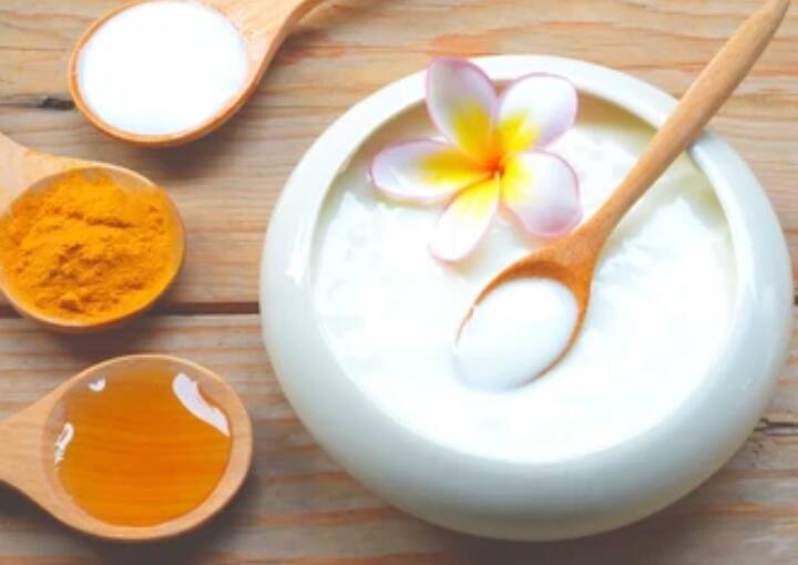 दही और हल्दी का फेस मास्क बनाने के लिए 2 चम्मच दही में आधा चम्मच हल्दी मिलाएं. पेस्ट गाढ़ा करने के लिए इसमें आधा चम्मच शहद भी मिला सकते हैं. चेहरे पर लगाएं और सूखने के बाद सादे पानी से चेहरा धो लें.