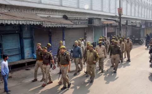 ਬੰਦ ਅਤੇ ਹੜਤਾਲ ਦੋਵੇਂ ਇੱਕ ਵਰਗੇ ਲੱਗਦੇ ਹਨ, ਪਰ ਅਜਿਹਾ ਨਹੀਂ ਹੁੰਦਾ ਹੈ। ਜਦੋਂ ਵੀ ਕੋਈ ਜਮਾਤ ਕੰਮ ਕਰਨਾ ਬੰਦ ਕਰ ਦਿੰਦੀ ਹੈ ਤਾਂ ਉਸ ਨੂੰ ਹੜਤਾਲ ਕਿਹਾ ਜਾਂਦਾ ਹੈ ਅਤੇ ਬੰਦ ਵਿੱਚ ਵੀ ਅਜਿਹਾ ਹੀ ਹੁੰਦਾ ਹੈ। ਬੰਦ ਵਿੱਚ ਵੀ ਇੱਕ ਵਰਗ ਕਿਸੇ ਵੀ ਪ੍ਰਦਰਸ਼ਨ ਨੂੰ ਆਪਣੀ ਸਹਿਮਤੀ ਦਿੰਦਾ ਹੈ।