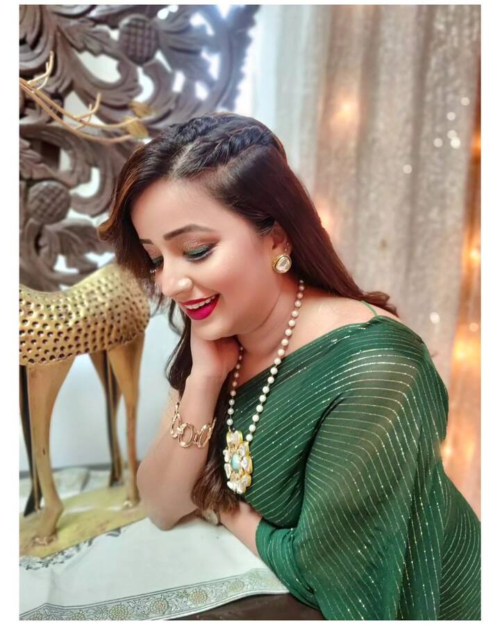 अपूर्वाच्या अभिनयासाठी तिचं नेहमीच कौतुक होत आलं आहे. मालिकांसह तिने रंगभूमीदेखील गाजवली आहे. 'आला मोठा शहाणा' या नाटकाच्या (Drama) माध्यमातून तिने रंगभूमीवर पदार्पण केलं.(pc:apurvanemlekarofficial/ig)