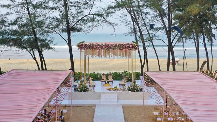 स्मार्ट वेन्यू चुनाव: बड़े और महंगे होटलों की बजाय छोटे रिसॉर्ट्स या बीच हाउसेज का चुनाव करें. ये स्थान न सिर्फ सस्ते होते हैं बल्कि आपकी शादी को और भी खास और यादगार बना सकते हैं.