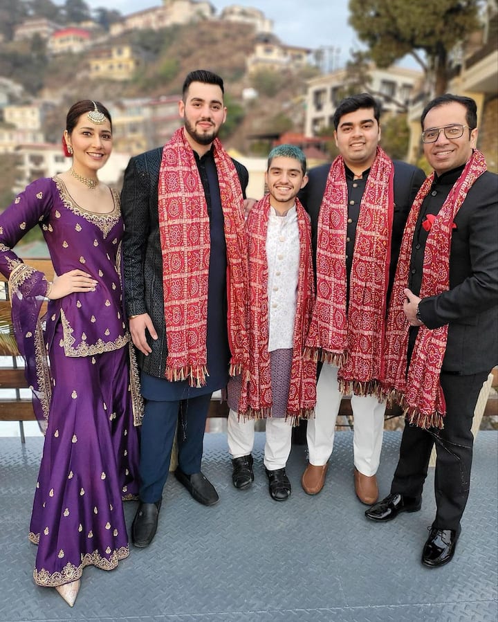 తన కజిన్ వెడ్డింగ్​ సెలబ్రేషన్​లో బిజీగా ఉన్న సుందరి.. వాటికి సంబంధించిన ఫోటోలను సోషల్​ మీడియాలో షేర్ చేస్తూనే ఉంది. రీసెంట్​గా హల్దీ వేడుకల ఫోటోలు పెట్టింది. తాజాగా బరాత్​కి సంబంధించిన ఫోటోలు షేర్ చేసింది.(Images Source : Instagram/Raashii Khanna)