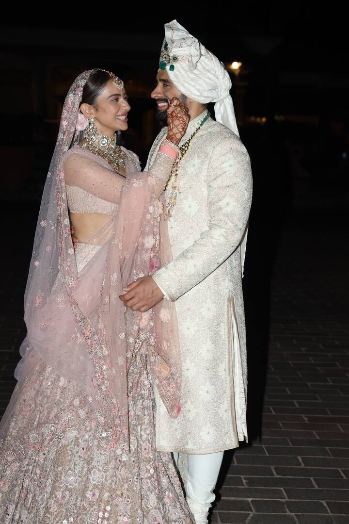 अभिनेत्रीच्या लेहेंग्याची किंमत लाखोंमध्ये आहे. (photo: manavmanglani)