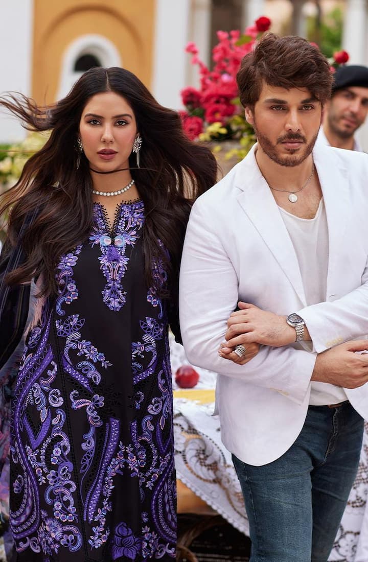 ਹਾਲ ਹੀ 'ਚ ਸੋਨਮ ਬਾਜਵਾ ਦੀਆਂ ਇੱਕ ਸ਼ਖਸ ਨਾਲ ਸੋਸ਼ਲ ਮੀਡੀਆ 'ਤੇ ਤਸਵੀਰਾਂ ਵਾਇਰਲ ਹੋ ਰਹੀਆਂ ਹਨ। ਇਨ੍ਹਾਂ ਤਸਵੀਰਾਂ 'ਚ ਦੋਵਾਂ ਨੂੰ ਇੱਕ ਦੂਜੇ ਦੀਆਂ ਅੱਖਾਂ 'ਚ ਡੁੱਬੇ ਹੋਏ ਅਤੇ ਰੋਮਾਂਟਿਕ ਪੋਜ਼ ਦਿੰਦੇ ਹੋਏ ਦੇਖਿਆ ਜਾ ਸਕਦਾ ਹੈ।