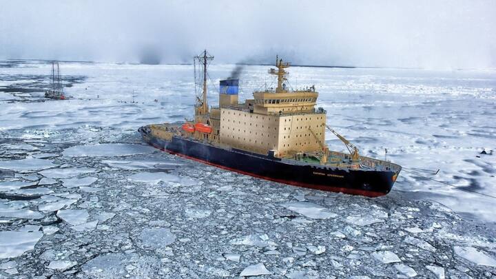 ইরানীয় নৌবাহিনীর কম্যান্ডার রেয়ার অ্যাডমিরাস শাহরম ইরানি গত সেপ্টেম্বরেই আন্টার্কটিকায় দেশের পতাকা উত্তোলনের ঘোষণা করেছিলেন। তাঁর দাবি, আন্টার্কটিকার উপর সম্পত্তির অধিকার রয়েছে। সেখানে প্রতিরক্ষা ঘাঁটি গড়ে তুলবেন তাঁরা। ছবি: পিক্সাবে।