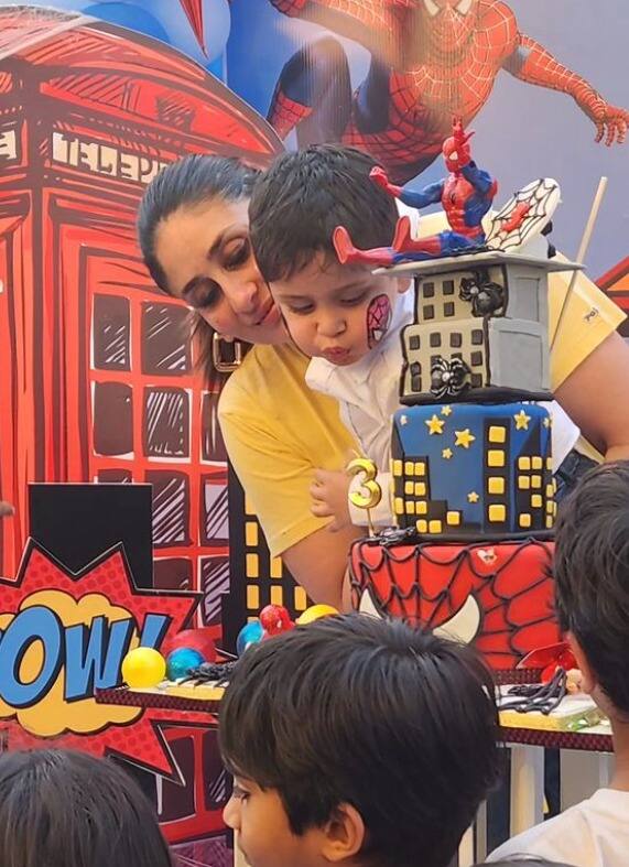 फोटोज में देखा जा सकता है कि मम्मी करीना अपने लाडले को गोद में लेकर केक कट करवाती हुईं नजर आ रही हैं. वहीं जेह फूंक मारकर अपना बर्थडे कैंडल बुझाते दिखाई दे रहे हैं.
