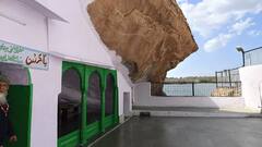 Rajasthan: एक छोटे से पत्थर पर सदियों से झूल रहा है विशालकाय चट्टान, देखें 'अधरशिला' दरगाह की अद्भुत तस्वीरें