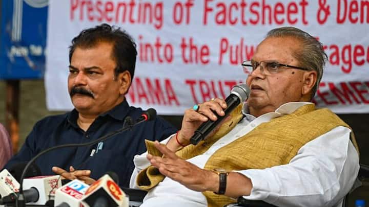 इंडियन एक्सप्रेस की रिपोर्ट के मुताबिक, हरियाणा बीजेपी के एक वरिष्ठ नेता ने बताया था कि सत्यपाल मलिक पश्चिमी यूपी में जाट समुदाय के हीरो बनना चाहते थे. लेकिन पार्टी ने ऐसा होने से पहले ही उन्हें गवर्नर बनाकर रास्ते से हटा लिया. वह लंबे समय तक बीजेपी से जुड़े हुए थे. राज्यपाल बनते ही राजनीतिक गलियारों से उनकी दूरी कम हो गई.