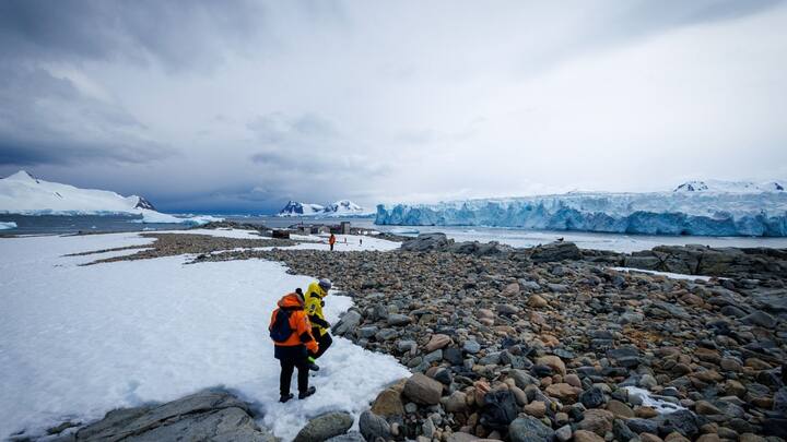 সেই টাকাই এবার আন্টার্কটিকায় ব্যবহারের ঘোষণা করল ইরান। কিন্তু আন্টার্কটিকায় সেনা ঘাঁটি গড়ে তোলার এই পরিকল্পনা আন্তর্জাতিক চুক্তির পরিপন্থী বলেও দাবি আমেরিকা এবং পশ্চিমি দেশগুলির। ছবি: পিক্সাবে।