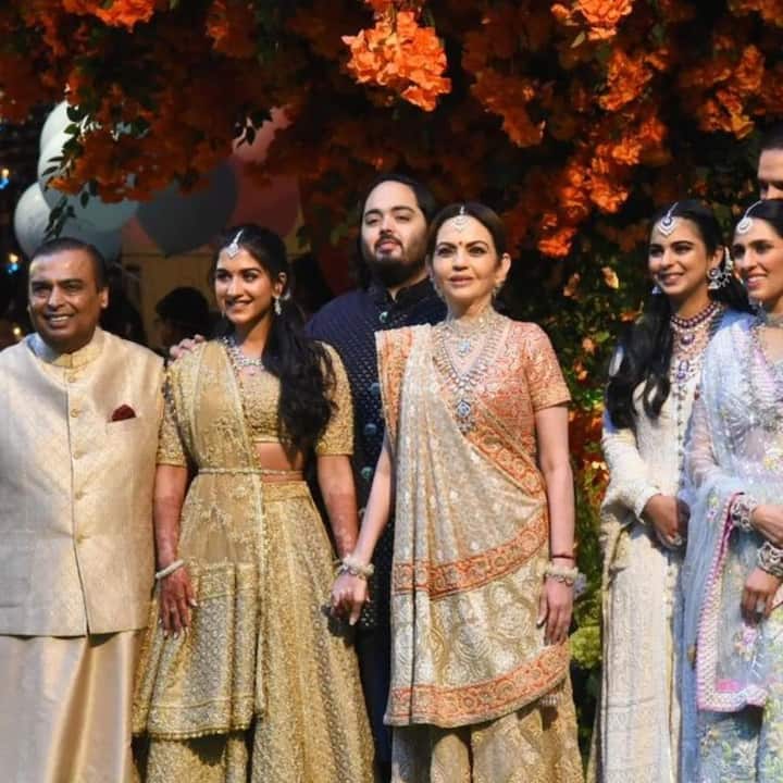 मुकेश अंबानी ने अपने छोटे बेटे अनंत अंबानी और राधिका मर्चेंट की सगाई दिसंबर 2022 में एक बहुत ही ग्रैंड सेलिब्रेशन में हुई थी. जिसमें पूरा अंबानी परिवार शामिल हुआ था.