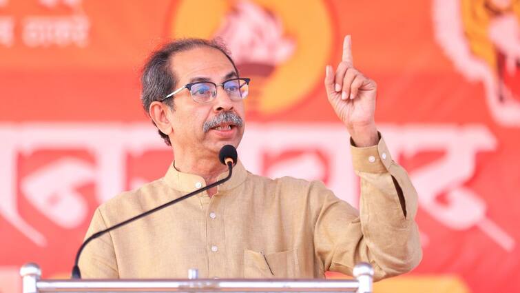 Congress demands three seats in Mumbai out of 6 uddhav Thackeray claims that he will not leave that seats Congress : मुंबईत काँग्रेसकडून तीन जागांची मागणी; ठाकरे ज्या जागा सोडणार नाही म्हणतात त्या जागेवरही दावा!