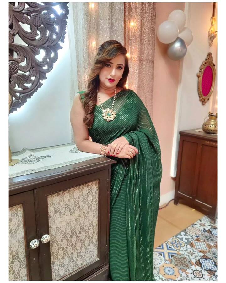 यात तिने हिरव्या रंगाची साडी नेसलीये. (pc:apurvanemlekarofficial/ig)