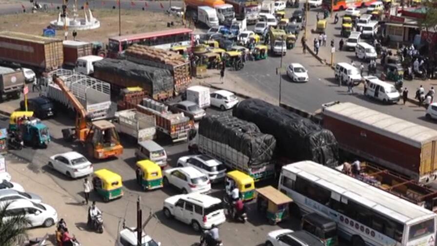 Banaskantha: બનાસકાંઠાના પાલનપુરમાં ટ્રાફિકની સમસ્યા, બાયપાસનું કામ શરૂ કરવા માંગ Banaskantha: Citizens are troubled by traffic problems in Palanpur, demand to build a bypass road Banaskantha: બનાસકાંઠાના પાલનપુરમાં ટ્રાફિકની સમસ્યા, બાયપાસનું કામ શરૂ કરવા માંગ