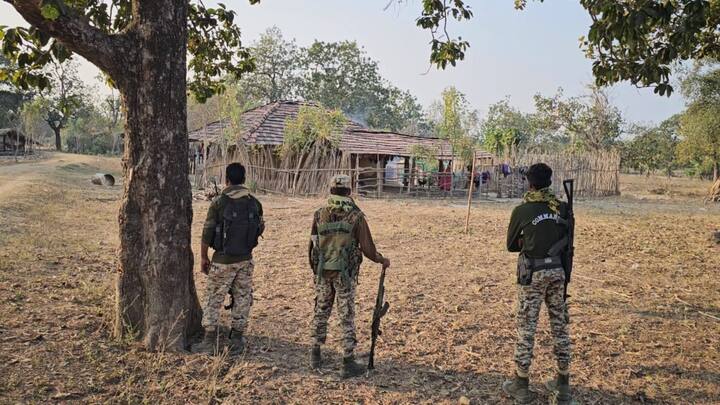 Chhattisgarh Naxal Attack: सुकमा जिले में 40 लाख रुपये इनामी खूंखार नक्सली पूवर्ती गांव में नक्सलवाद के 4 दशक बाद पुलिस फोर्स की पहुंची है. अब इस इलाके से अलग-अलग तस्वीर निकलकर सामने आ रही है.