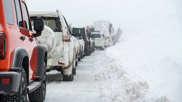 Jammu And Kashmir Army Troops Rescue Over 80 Students Faculty Members Stranded Amid Heavy Snowstorm Landslide In Banihal J&K: Army Troops Rescue Over 80 Students, Staff Stranded Amid Heavy Snowstorm In Banihal
