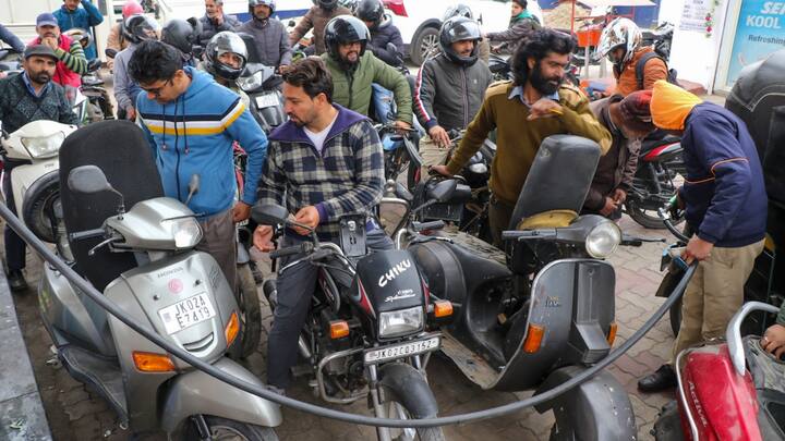 बता दें कि प्रदर्शन करना हर किसी का अधिकार है, लेकिन इसमें ध्यान रखने की बात ये है कि इससे किसी और व्यक्ति के आजादी के अधिकार का हनन नहीं होना चाहिए.