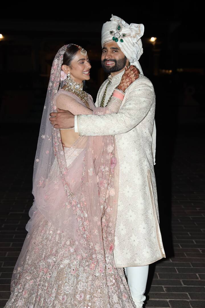 त्याचबरोबर जॅकी भगनानीच्या शेरवानीवर चिकनकारी करण्यात आली आहे. (photo: manavmanglani)