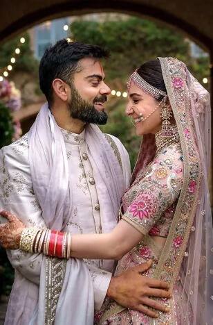 विराट कोहली और अनुष्का शर्मा ने साल 2017 की में ईटली में सात फेरे लिए थे. कपल की ये ड्रीमी वेडिंग खूब चर्चा में रही. बता दें कि दोनों ने दुनिया के दूसरे सबसे महंगे रिजॉर्ट में शादी की थी, जिसकी तस्वीरें खूब चर्चा में रहीं.