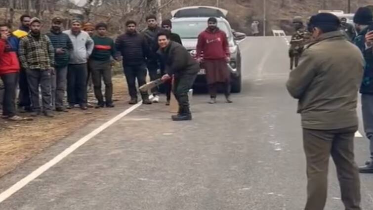 sachin tendulkar plays cricket with local people in  Kashmir Watch Video: காஷ்மீரில் நடந்த சுவாரஸ்ய சம்பவம்! ரசிகர்களுடன் சச்சின் செய்த செயல் - வைரல் வீடியோ!