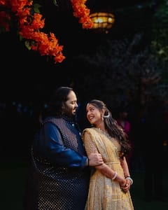 Anant-Radhika Engagement Photos: सगाई में बेहद खूबसूरत लगी थीं अनंत अंबानी की होने वाली दुल्हन राधिका मर्चेंट, जश्न मनाने पहुंचे थे ये सितारे, देखें तस्वीरें