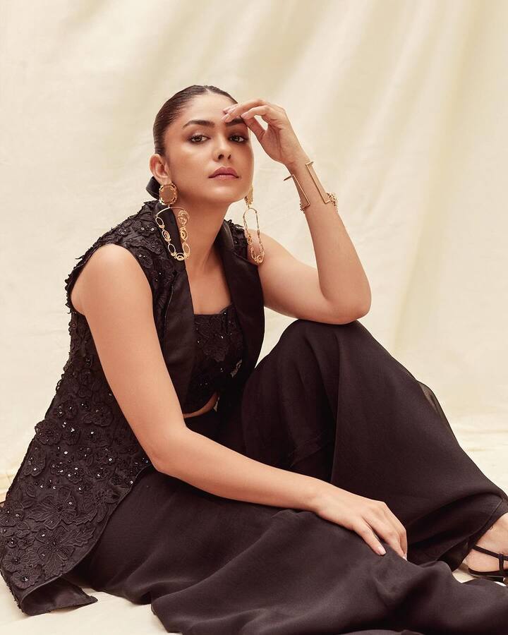இவரது இந்த புகைப்படங்களுக்கு லைக்ஸ்கள் குவிந்த வண்ணம் உள்ளது.