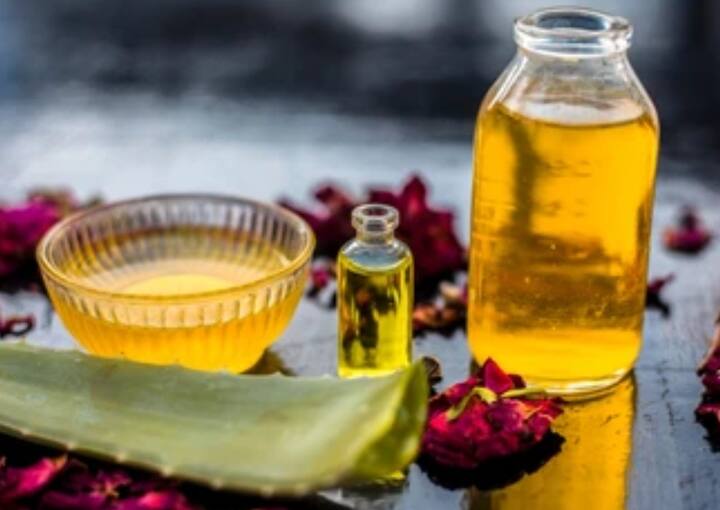 2 चम्मच एलोवेरा जेल में कुछ बूंदे टी ट्री ऑयल मिलाएं. पेस्ट तैयार करके चेहरे पर लगाएं और सूखने के बाद गुनगुने पानी से धो लें. एलोवेरा जेल और टी ट्री ऑयल दोनों में ही एंटी-इंफ्लेमेटरी और एंटी-बैक्टीरियल गुण पाए जाते हैं, जो इन्फेक्शन का खतरा कम कर स्किन को हेल्दी बनाता है.