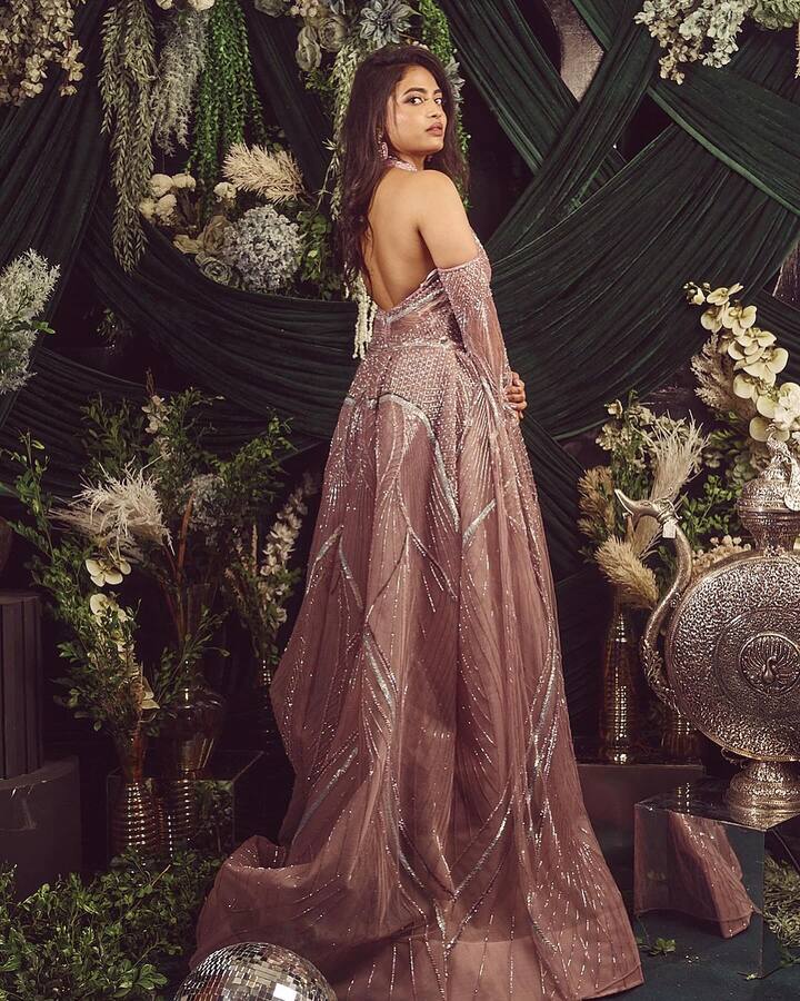 యూట్యూబ్ నుంచి సిల్వర్ స్క్రీన్ వైప్ అడుగులు వేస్తున్న వారిలో అలేఖ్యహారిక ఒకరు. ఈ భామ యూట్యూబ్ నుంచి తన కెరీర్ను మొదలుపెట్టింది.(Images Source : Instagram/Alekhya Harika)