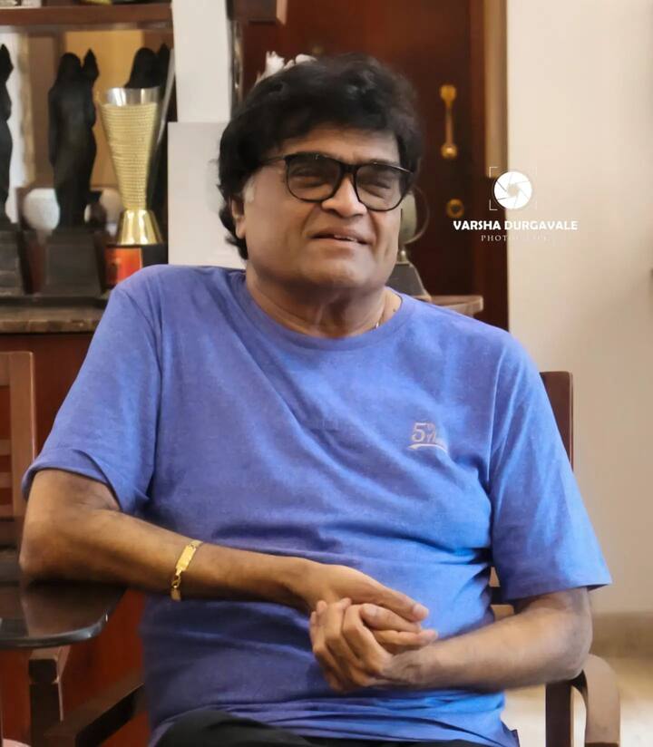 त्यांनी शिरवाडकरांच्या ' ययाती आणि देवयानी ' या नाटकातील विदूषकाच्या भूमिकेद्वारे व्यावसायिक रंभूमीवर पाऊल ठेवलं. गजानन जागीरदार यांच्या 'दोन्ही घरचा पाहुणा' या चित्रपटात त्यांनी छोटीशी भूमिका केली. (photo:nivedita_ashok_saraf/ig)