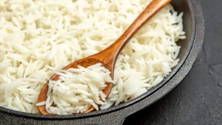 चावल पकाना जितना आसान होता है उतना ही ट्रिकी भी होता है. कई बार इसमें पानी कम हो जाता है, तो कई बार ज्यादा. तो आइये जानते हैं कि खिले-खिले चावल बनाने का सही तरीका क्या है.