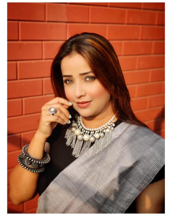 अपूर्वानं बिग बॉस मराठी सीझन 4 (Bigg Boss Season 4) या शोमध्ये देखील सहभाग घेतला होता. (pc:apurvanemlekarofficial/ig)