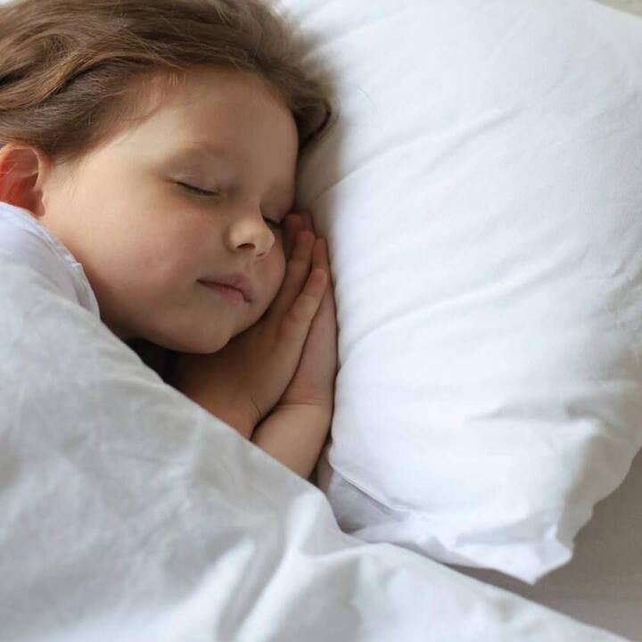 ਕੁਝ ਲੋਕ ਬੱਚਿਆਂ ਨੂੰ ਸਿਰਹਾਣੇ ਪਾ ਤੇ ਦਿੰਦੇ ਹਨ, ਜਦਕਿ ਅਜਿਹਾ ਗਲਤੀ ਨਾਲ ਵੀ ਨਹੀਂ ਕਰਨਾ ਚਾਹੀਦਾ। ਸਿਰਹਾਣੇ ਦੀ ਵਰਤੋਂ ਕਰਨ ਨਾਲ ਵਿੰਡ ਪਾਈਪ ਦੇ ਸੰਕੁਚਿਤ ਅਤੇ ਮਰੋੜਣ ਦਾ ਜੋਖਮ ਹੁੰਦਾ ਹੈ। ਇਸ ਲਈ ਬੱਚਿਆਂ ਨੂੰ ਕਦੇ ਵੀ ਸਿਰਹਾਣੇ ਦੀ ਵਰਤੋਂ ਨਹੀਂ ਕਰਨੀ ਚਾਹੀਦੀ।