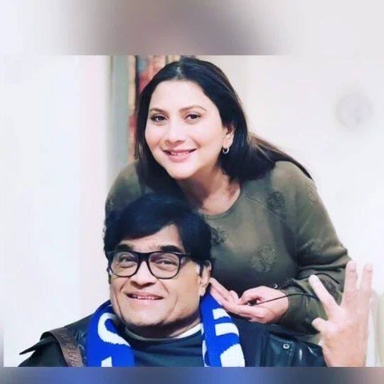 आपल्या बहारदार अभिनयाने चित्रपटांचा पडदा, नाटकांचं व्यासपीठ, टीव्हीची स्क्रीन आणि बॉलिवूडच्या चंदेरी दुनियेला सुवर्णझळाळी बहाल करणाऱ्या अशोक सराफ (Ashok Saraf) यांना यंदाचा महाराष्ट्र भूषण पुरस्कार (Maharashtra Bhushan Award) जाहीर झालाय. (photo:nivedita_ashok_saraf/ig)