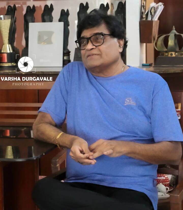 सुरुवातीला अशोक मामांच्या वडिलांचा त्यांच्या अभिनयाला विरोध नसला तरीही त्यांनी बँकेत नोकरी करावी अशी त्यांच्या वडिलांच्या इच्छा करावी. त्यानुसार अशोकमामांनी स्टेट बँक ऑफ इंडियामध्ये नोकरी केलीही. त्याचसोबत ते थिएटर देखील करत होते. (photo:nivedita_ashok_saraf/ig)