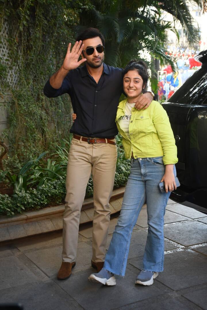 बता दें कि रणबीर के साथ उनकी भांजी समारा साहनी भी पार्टी में पहुंची थी. इस दौरान दोनों ने पैपराजी के सामने जमकर पोज दिए.