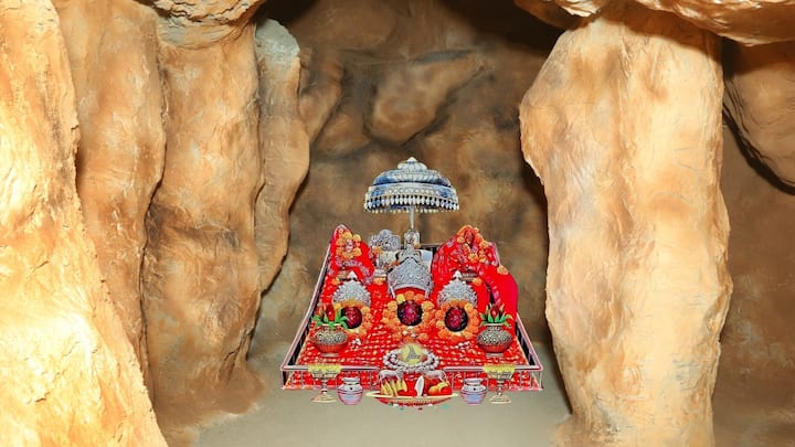 Udaipur  Vaishno Devi Temple: जम्मू के कटरा स्थित प्रसिद्ध मां वैष्णों देवी मंदिर की तर्ज पर उदयपुर में भी मां वैष्णो देवी का भव्य मंदिर बनाकर तैयार हो गया है. तीन मार्च को इस मंदिर का लोकार्पण होगा.