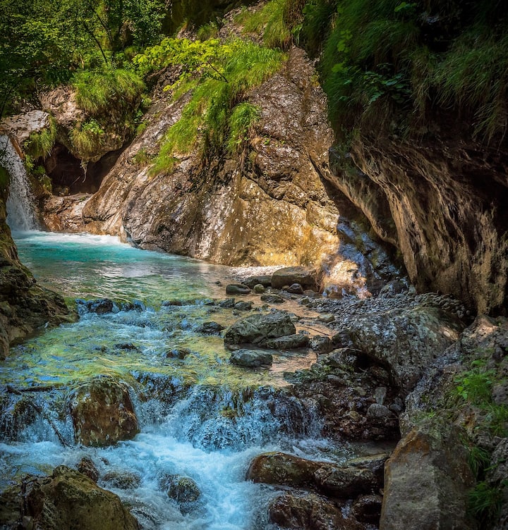 दरअसल शिलांग से लगभग 100 किमी की दूरी पर मेघालय में एक नदीं बहती है जिसका नाम उमंगोट नदीं है. यही नदी भारत की सबसे साफ नदी कही जाती है.