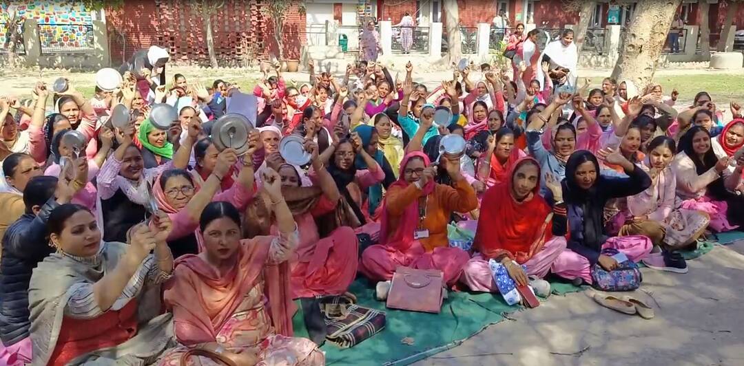 Asha worker protest in barnala Barnala News: ਭਾਂਡੇ ਖੜਕਾ ਕੇ ਮੋਦੀ ਸਰਕਾਰ ਨੂੰ ਜਗਾਉਣ ਦੀ ਕੋਸ਼ਿਸ਼, ਸਿਰਫ਼ 2500 ਰੁਪਏ ਤਨਖ਼ਾਹ ਨਾਲ ਗੁਜ਼ਾਰਾ ਕਿਵੇਂ ਚੱਲੇਗਾ ?