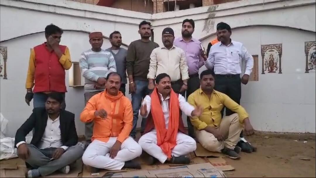 Basti urinating stop people Tiles Gods Goddesses put on wall Hindu organizations protested ann Basti News: पेशाब करने से रोकने के दीवार पर लगाई देवी-देवताओं वाली टाइल्स, हिंदू संगठनों ने किया विरोध