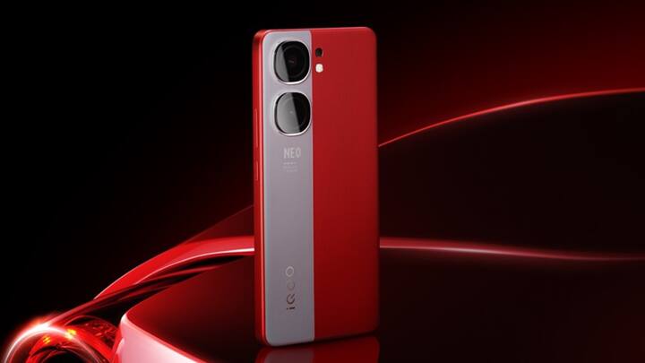 इस फोन में 6.78 इंच की LTPO AMOLED की स्क्रीन दी गई है, जो 144Hz तक की रिफ्रेश रेट के साथ आती है. इस फोन में स्क्रीन में 1.5K रेजॉल्यूशन वाला डिस्प्ले दिया गया है और पीक ब्राइटनेस 3000 निट्स तक की है. इस फोन में प्रोसेसर के लिए Qualcomm Snapdragon 8 Gen 2 SoC चिपसेट मौजूद है, जो Adreno 740 GPU के साथ आता है.