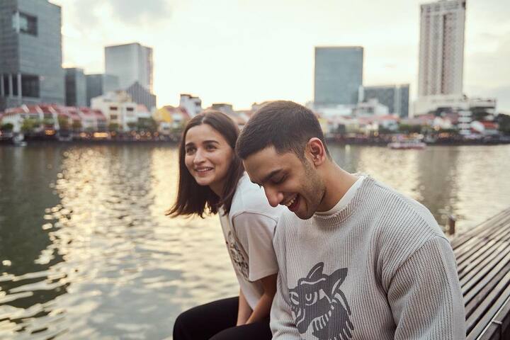 आलिया भट्ट और वेदांग रैना की ये तस्वीरें उनकी अपकमिंग फिल्म ‘जिगरा’ की है. जिसे शूटिंग पूरी होने पर एक्ट्रेस ने अपने फैंस के साथ शेयर किया है.