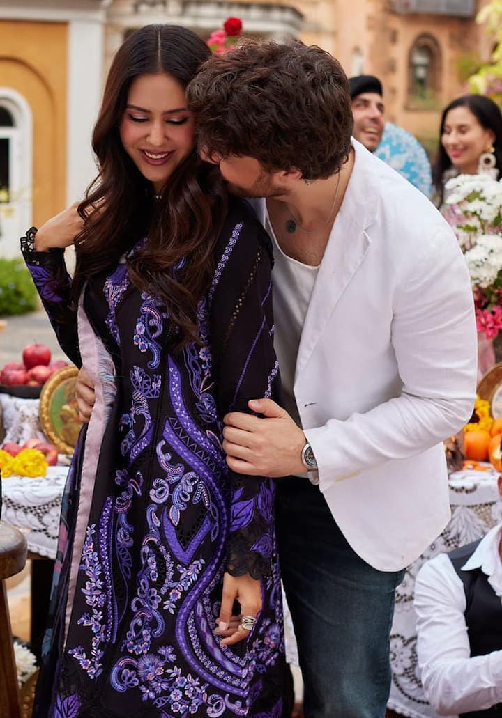 ਇਨ੍ਹਾਂ ਤਸਵੀਰਾਂ 'ਚ ਦੋਵਾਂ ਦੀ ਰੋਮਾਂਟਿਕ ਕੈਮਿਸਟਰੀ ਜ਼ਬਰਦਸਤ ਹੈ। ਤਸਵੀਰਾਂ ਦੇਖ ਕੇ ਇਹ ਕਹਿਣਾ ਮੁਸ਼ਕਲ ਹੈ ਕਿ ਕੀ ਇਹ ਦੋਵੇਂ ਐਕਟਿੰਗ ਕਰ ਰਹੇ ਹਨ ਜਾਂ ਸੱਚਮੁੱਚ ਕੋਈ ਰਿਸ਼ਤਾ ਹੈ।