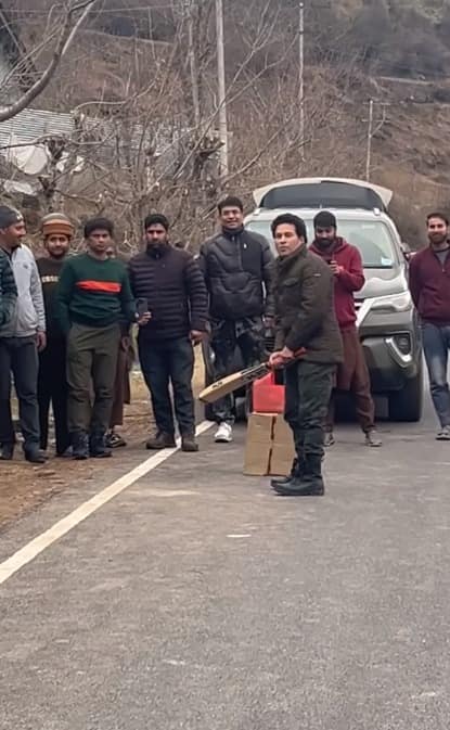 इसके बाद उन्होंने युवाओं से पूछा कि क्या वह भी खेल सकते हैं. इसके बाद उन्होंने पूछा कि उनका गेंदबाज कौन है. फिर एक बैट पकड़ ली.