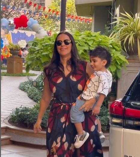 नेहा धूपिया भी अपने बेटे के साथ इस पार्टी में शामिल हुईं.