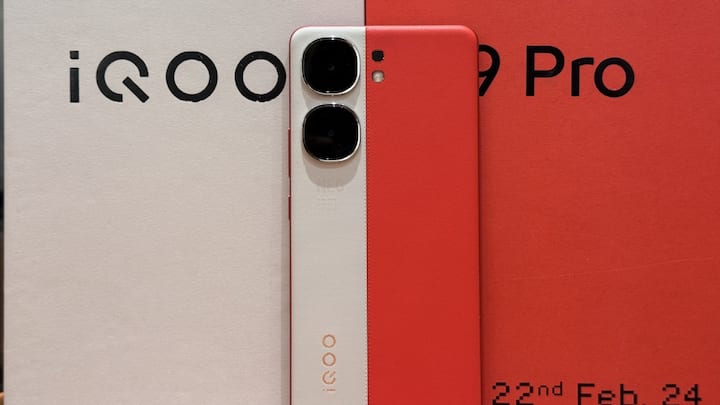 वीवो की सब-ब्रांड कंपनी आइकू ने एक कमाल का फोन भारत में लॉन्च किया है, जिसकी चर्चा पिछले कई महीनों से हो रही थी. इस फोन में कंपनी ने एक शानदार प्रोसेसर दिया है, जिसका इस्तेमाल सैमसंग के फ्लैगशिप फोन Samsung Galaxy S24 Ultra और OnePlus 12R में भी किया गया था, जो कि हाल ही में लॉन्च किए गए हैं. आइए हम आपको इस फोन के तमाम स्पेसिफिकेशन्स, कीमत और लॉन्च ऑफर्स के बारे में बताते हैं.