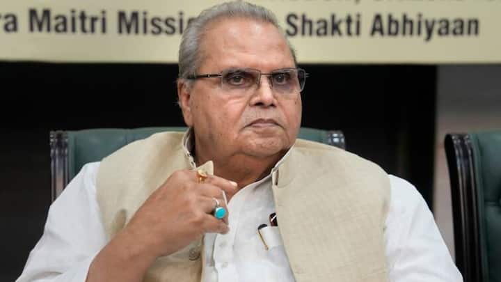 पीएम मोदी पर हमला बोलते हुए सत्यपाल मलिक ने एक इंटरव्यू में कहा था कि प्रधानमंत्री ने पुलवामा के शहीदों का राजनीतिकरण किया. उन्होंने कहा था कि पीएम ने लोकसभा चुनाव के दौरान 40 सीआरपीएफ जवानों की हत्या और बालाकोट में भारतीय वायुसेना के हमले का राजनीतिकरण किया था. वोटर्स से बालाकोट एयरस्ट्राइक के नाम पर वोट मांगे गए.