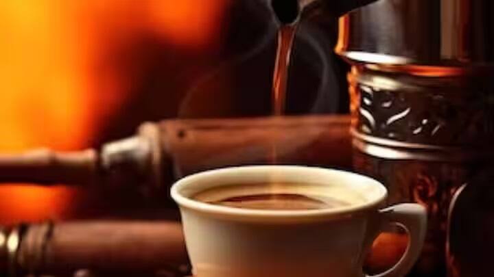 Health Tips:  ઇન્સ્ટન્ટ એનર્જી માટે આપણે ઘણીવાર ચા અને કોફીનો ઉપયોગ કરીએ છીએ. તેમાં જોવા મળતું કેફીન મગજ પર સીધી અસર કરે છે.