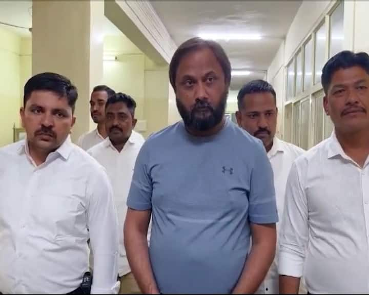 Wanted bootlegger Dhiren Kariya arrested from Madhya Pradesh Ahmedabad:  સૌરાષ્ટ્રના સૌથી મોટા બુટલેગરની મધ્ય પ્રદેશથી ધરપકડ,  અમરેલી SPની ટીમે પાડ્યો ખેલ